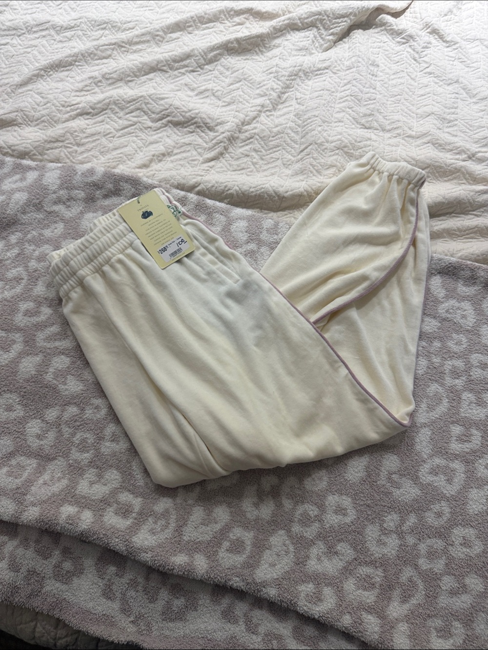 NWT Trovata California Women’s  Cream Sweatpants with Lavendar Trim -